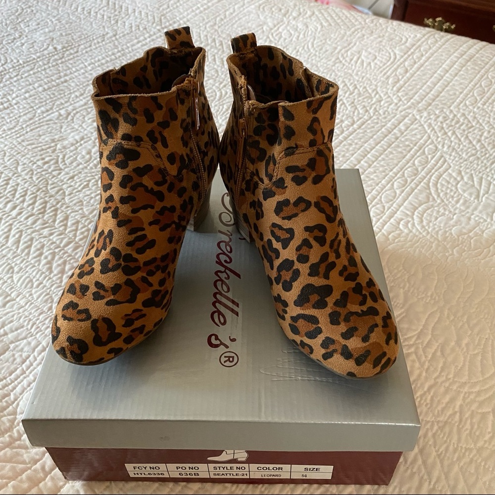 Breckelle’s Women’s Leopard Booties